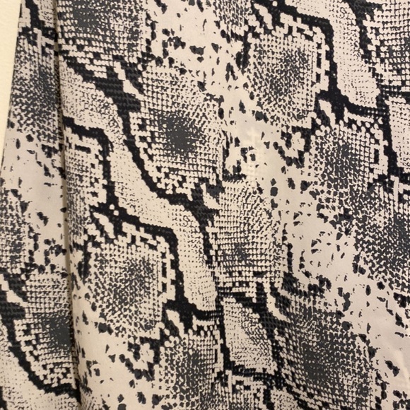 Aritzia Wilfred Kyra sneakprint midi skirt Size 4 . Very good condition - Picture 3 of 13